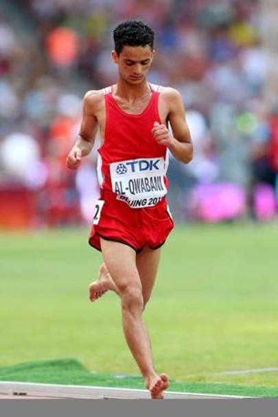 Il 16enne Al-Qwabani ha corso scalzo tutti i 12 giri dei 5000 metri. 